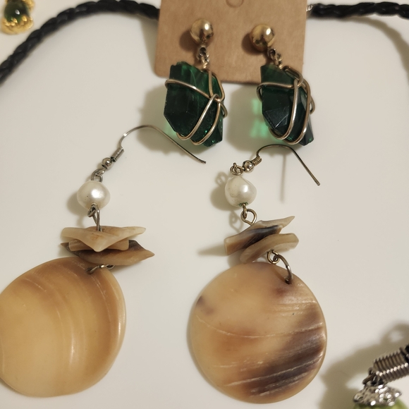 Green And Yellow Vintage/Shells Jewelry Lot - Picture 4 of 5